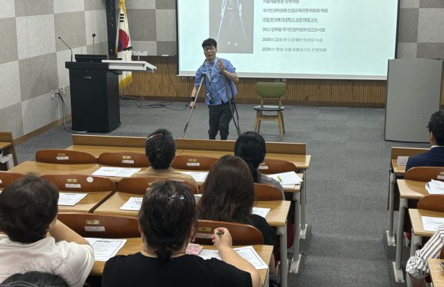 김형수 장애인학생지원네트워크 사무총장이 최근 장애 자녀를 둔 부모들을 대상으로 ‘장애인의 진로 결정 성찰과 패러다임의 변화’를 설명하고 있다. 인천사서원 제공