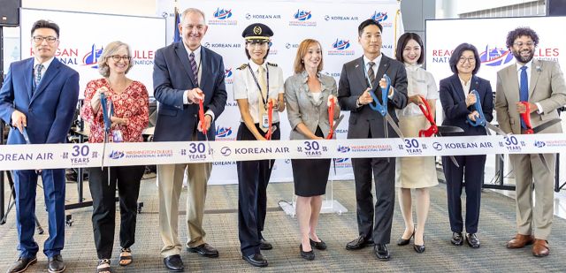 대한항공과 워싱턴 덜레스 공항 관계자들이 최근 덜레스 국제공항에서 ‘워싱턴 취항 30주년 기념행사’를 하고 있다. 대한항공 제공