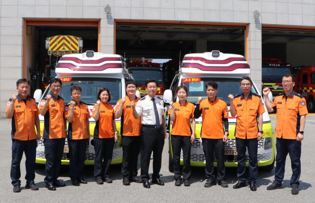 홍의선 송탄소방서장(중앙) 및 관계자들이 최근 배치된 신형 구급차와 기념 촬영을 진행 하고 있다. 윤동현 기자