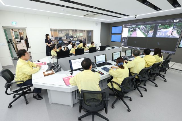 김성제 의왕시장이 최근 재난안전상황실에서 관계 공무원들과 여름철 재난사고 방지를 위한 대책을 논의하고 있다. 의왕시 제공
