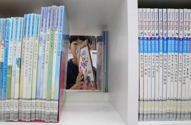 더위를 피해 도서관 찾은 어린이들 [포토뉴스]