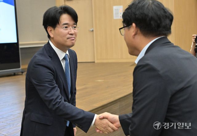 29일 오전 수원지방검찰청 대강당에서 열린 '제46대 박재억 수원지방검찰청 검사장 취임식'에서 박재억 지검장이 직원들과 인사를 하고 있다. 홍기웅기자