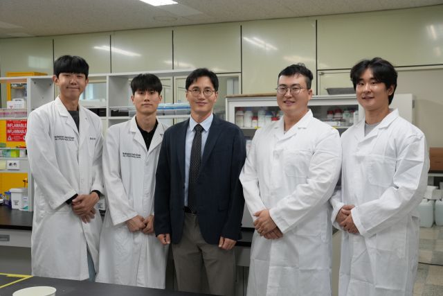 강청훈 인하대 체육교육과 교수(가운데)가 이끄는 건강질병대사연구실의 차세대 신약 개발 연구가 한국연구재단 주관 국가 글로벌 융합 연구과제로 선정, 연구원들이 기념촬영을 하고 있다. 인하대 제공