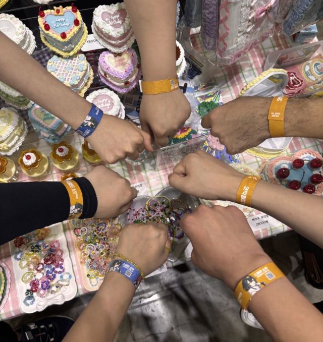 인천청년미래센터 고립은둔청년들이 일산 킨텍스에서 열린 ‘서울 금손페스티벌’에 참여해 기념사진을 촬영하고 있다. 인천사서원 제공