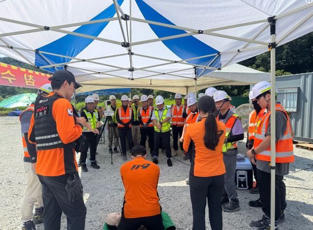 국가철도공단이 경강선 여주- 원주 복선전철 KCC건설, 코오롱건설 공사현장서 재난대응 훈련을 진행하고 있다.