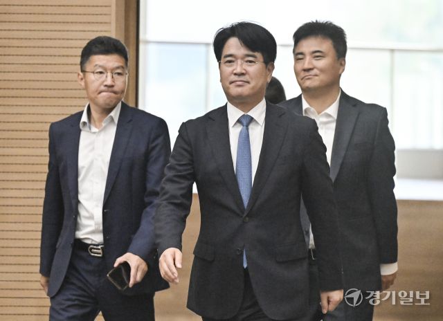 29일 오전 수원지방검찰청 대강당에서 열린 '제46대 박재억 수원지방검찰청 검사장 취임식'에서 박재억 지검장이 식장에 들어서고 있다. 홍기웅기자