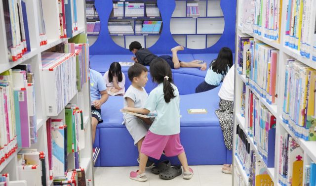 더위를 피해 도서관 찾은 어린이들 [포토뉴스]