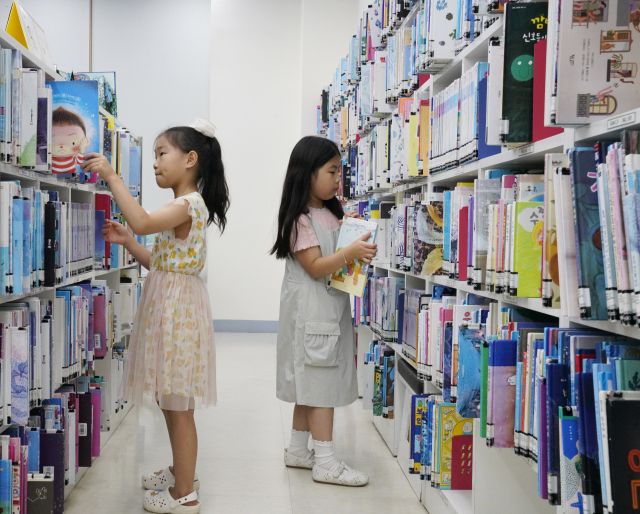 더위를 피해 도서관 찾은 어린이들 [포토뉴스]