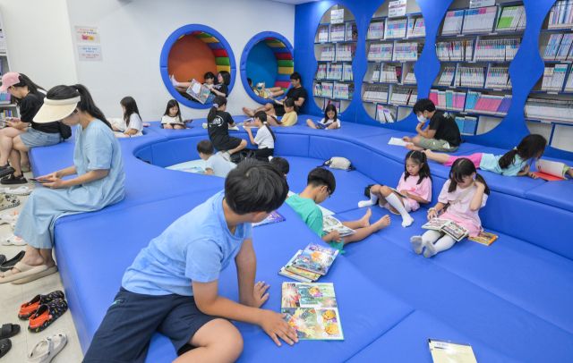 더위를 피해 도서관 찾은 어린이들 [포토뉴스]