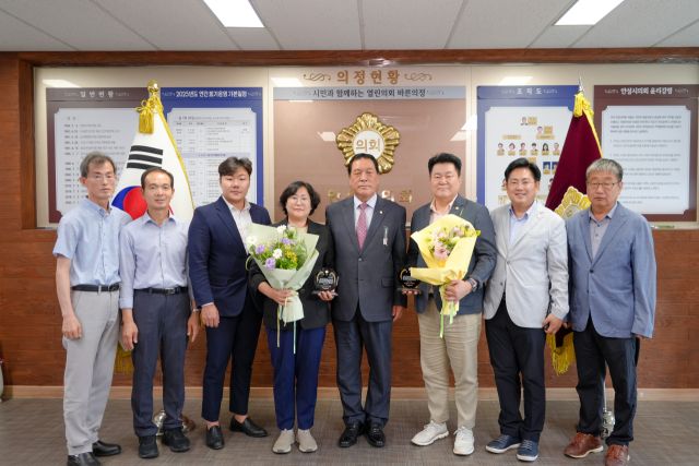 안성시의회 안정열 의장(가운데)이 2025 행감 우수의원인 이중섭·이관실 의원에게 공로패를 수여한 뒤 관계자들과 함께 기념촬영을 하고 있다. 안성시의회 제공