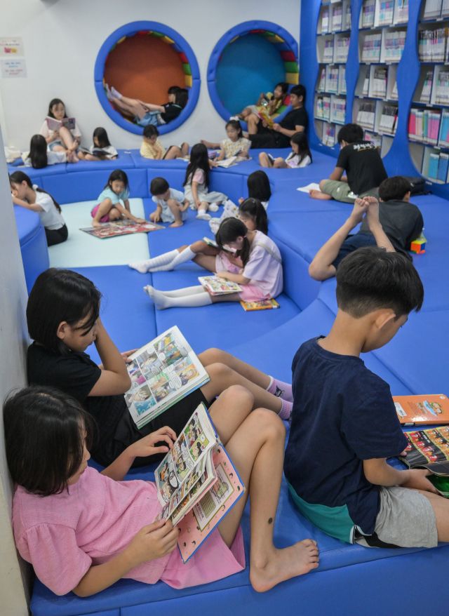 더위를 피해 도서관 찾은 어린이들 [포토뉴스]