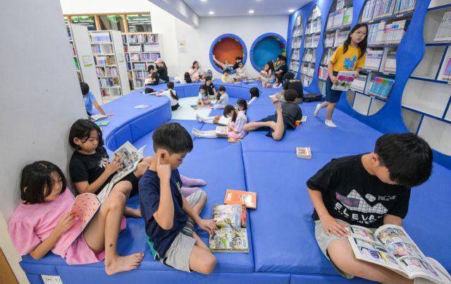 더위를 피해 도서관 찾은 어린이들 [포토뉴스]