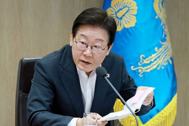 이재명 대통령이 29일 서울 용산 대통령실 청사에서 열린 국무회의에서 중대재해 근절대책 토론을 하고 있다. 연합뉴스