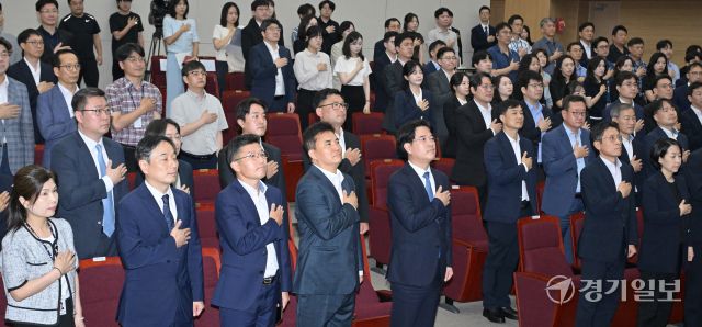 29일 오전 수원지방검찰청 대강당에서 열린 '제46대 박재억 수원지방검찰청 검사장 취임식'에서 박재억 지검장과 수원지검 직원들이 국민의례를 하고 있다. 홍기웅기자