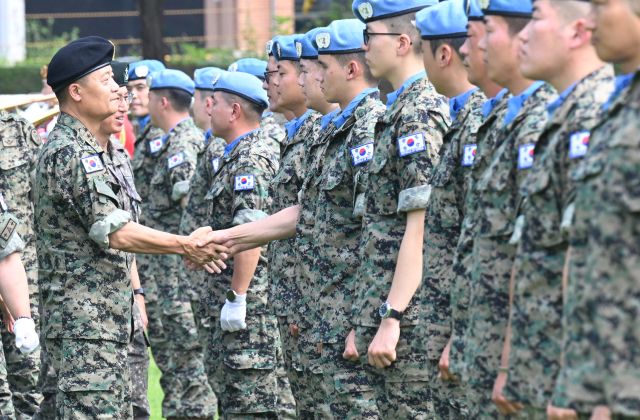 박성제 특전사령관 직무대리가 29일 인천 계양구 국제평화지원단에서 열린 남수단 파병부대인 한빛부대 20진 파병환송식에서 장병들을 격려하고 있다. 조병석기자