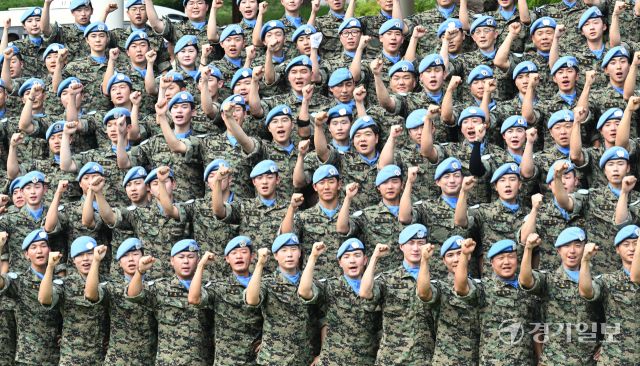 29일 인천 계양구 국제평화지원단에서 열린 남수단 파병부대인 한빛부대 20진 파병환송식에서 파병장병들과 파이팅을 외치며 기념촬영을 하고 있다.조병석기자