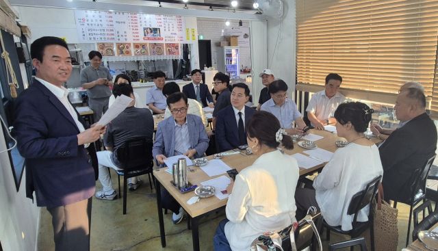 새롭게 구성된 3기 안양시 자문위원들이 회의를 진행하고 있다. 최원재기자