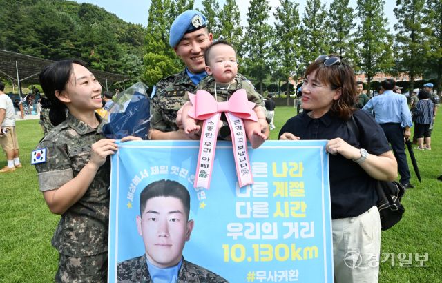 29일 인천 계양구 국제평화지원단에서 열린 남수단 파병부대인 한빛부대 20진 파병환송식에서 한 파병 장병이 가들들과 기념촬영을 하고 있다.조병석기자