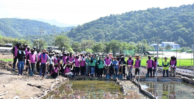 가평군 수해 복구 작업에 나선 박형덕 동두천시장을 비롯한 국·과장, 직원 54명의 모습. 송진의 기자