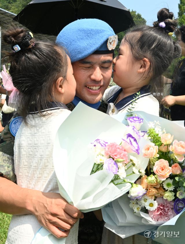 29일 인천 계양구 국제평화지원단에서 열린 남수단 파병부대인 한빛부대 20진 파병환송식에서 파병을 가는 아빠에게 딸들이 입맞춤을 하고 있다.조병석기자