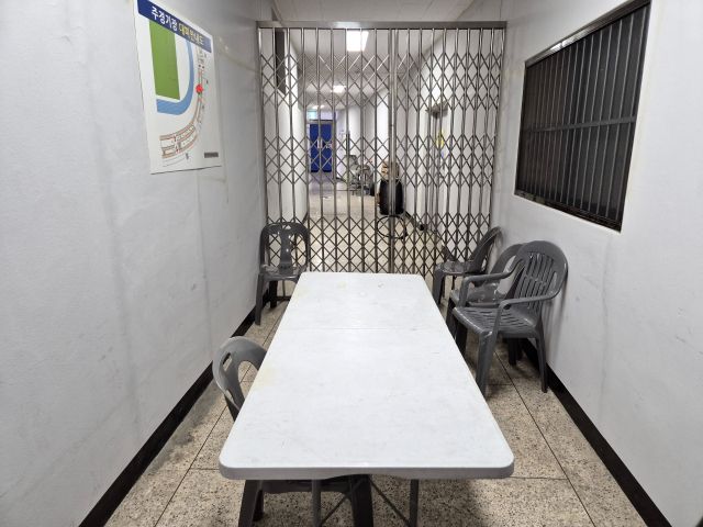 수원FC 홈구장 수원종합운동장이 원정팀 감독실 부재해 ‘복도 회의’ 등으로 비판을 받아온 가운데, 감독실 마련 등 원정팀 전용 시설 개선에 본격 착수했다. 경기일보 DB