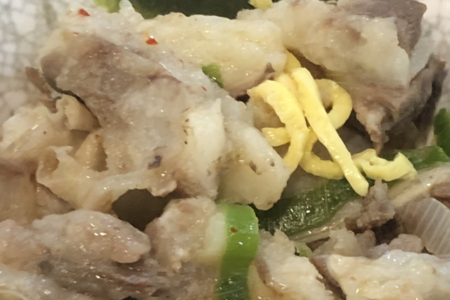 강원 평창휴게소에서 시킨 갈비탕에서 나온 지방 덩어리들. 온라인커뮤니티 '보배드림' 갈무리