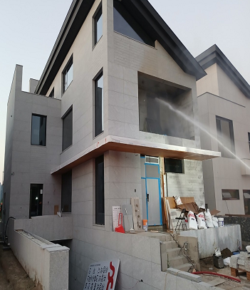 지난 28일 오후 7시39분께 인천 연수구 송도동 한 골프장 내 주택 공사장에서 불이 나 소방대원들이 진화하고 있다. 인천소방본부 제공