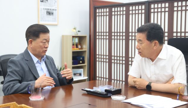 박승원 광명시장(왼쪽)이 29일 국회 의원회관에서 신정훈 국회 행정안전위원장을 만나 레저세 조정교부금 지급 형평성을 반영한 지방재정법 일부개정법률안에 대해 설명하며 조속한 통과를 건의하고 있다. 광명시 제공