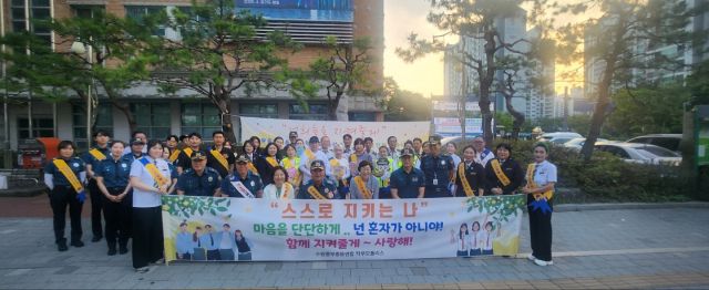 수원중부중등 학부모폴리스 주관 ‘스스로를 지키는 나’ 야간 캠페인에서 수원중부경찰서와 수원시청, 청년회의소, 경기도의원 등 참가자들이 함께 기념촬영을 하고 있다. 수원중부중등 학부모폴리스 제공