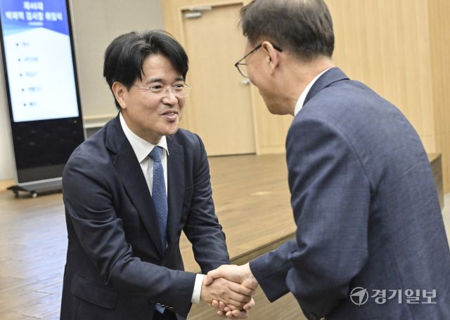 29일 오전 수원지방검찰청 대강당에서 열린 '제46대 박재억 수원지방검찰청 검사장 취임식'에서 박재억 지검장이 직원들과 인사를 하고 있다. 홍기웅기자