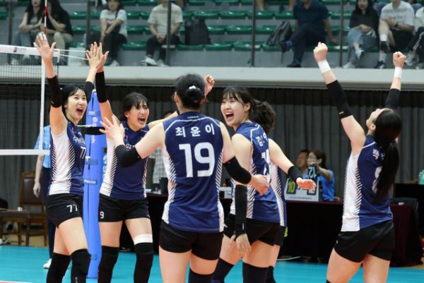 3일 충북 단양체육관에서 열린 ‘2025 한국실업배구연맹 &amp; 프로배구 퓨처스 챔프전’ 여자부 B조 조별리그에서 프로팀 현대건설을 3대2로 꺾은 실업 최강 수원시청 선수들이 환호하고 있다.발리볼코리아닷컴 제공