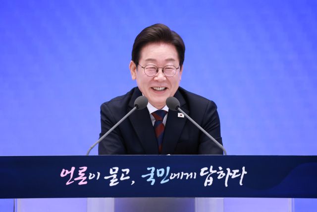 이재명 대통령이 3일 청와대 영빈관에서 '대통령의 30일, 언론이 묻고 국민에게 답하다' 기자회견에서 미소짓고 있다. 연합뉴스