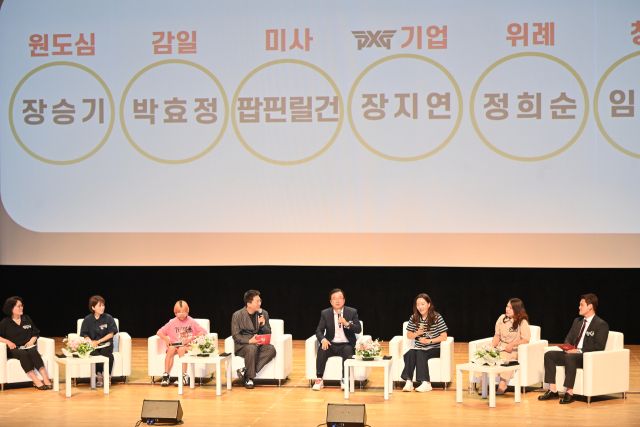 이현재 하남시장이 3일 하남문화예술회관 검단홀에서 시민과의 공감토크를 진행하고 있다. 하남시 제공