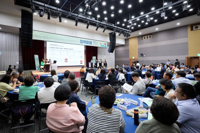 양주시의회 주최로 2일 경기섬유종합지원센터 컨벤션홀에서 열린 정책토론에 참석한 시민들이 패널들의 토론을 지켜보고 있다. 양주시의회 제공