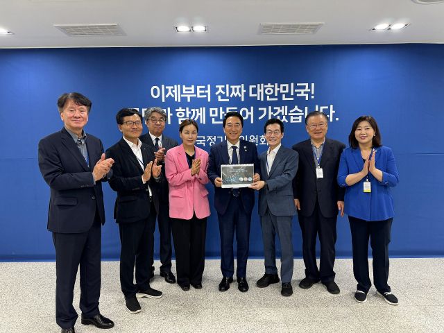 김중석 대한민국지방신문협의회 회장(강원도민일보 회장) 등이 3일 국민주권정부 국정기획위원회를 방문해 홍창남 사회2분과장, 임오경 사회2분과 문체소분과장(국회의원), 박수현 국가균형성장특별위원장(국회의원) 등에게 지역신문 현안을 설명하고 새 정부 국정기획위원회의 주요 과제로 반영해 줄 것을 요구한 뒤 기념촬영을 하고 있다. 대신협 제공