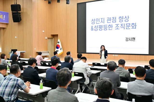 포천시가 회의실에서 직원들을 대상으로 맞춤형 성인지 교육을 진행하고 있다. 포천시 제공