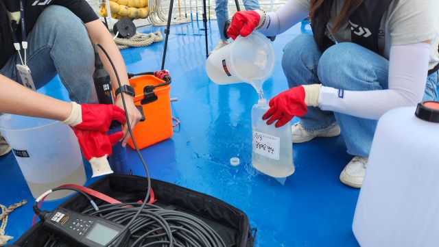 인천시 보건환경연구원 관계자들이 3일 오전 강화 서북단 해역에 대한 긴급 수질조사를 하고 있다. 강화군 제공