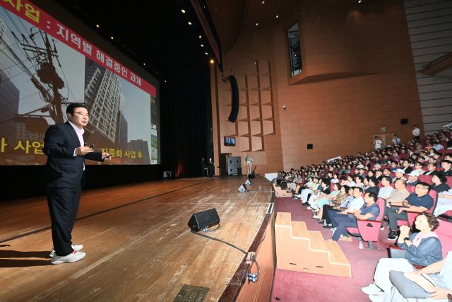이현재 하남시장이 3일 하남문화예술회관 검단홀에서 시민과의 공감토크를 진행하고 있다. 하남시 제공