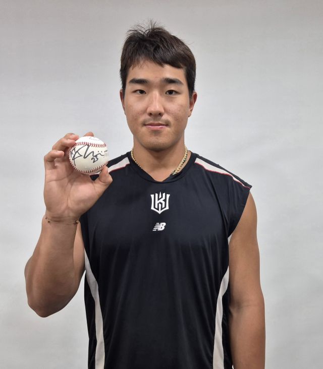 KT 위즈의 ‘거포’ 외야수 안현민.임창만기자