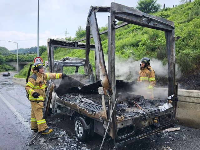 3일 오전 용인시 처인구 유방동 영동고속도로 서용인JC 부근에서 전기차 배터리를 실은 화물차량 화재가 발생한 가운데 소방당국이 현장을 수습하고 있다. 경기도소방재난본부 제공