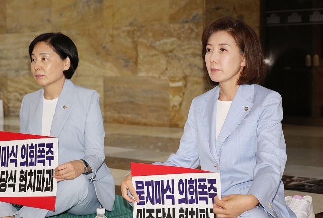 나경원(오른쪽), 서명옥 국민의힘 의원이 지난달 27일부터 국회 로텐더홀에서 김민석 국무총리 후보자의 지명 철회, 법제사법위원장 반환을 촉구하는 농성을 하고 있다. 연합뉴스