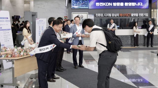 박상형 한전KDN사장(왼쪽)이 직원들에게 청렴 Week 시작을 알리는 사과를 나눠주고 있는 모습. 한전KDN