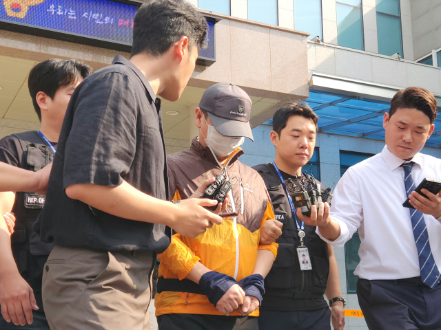 30일 오전 인천 논현경찰서에서 나온 인천 총기 사건 60대 피의자가 경찰 차량으로 이동하고 있다. 황남건기자