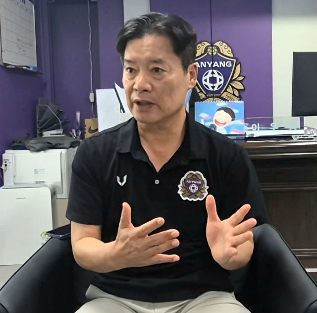 이우형 FC안양 신임 단장이 30일 기자간담회서 구단 운영 계획을 밝히고 있다.임창만기자