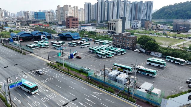 광주시가 다음달 1일부터 버스노선 전면개편에 들어간다. 사진은 송정동 차고지. 한상훈기자