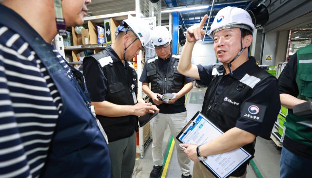 김영훈 고용노동부 장관이 30일 경기 화성시 쿠팡 동탄물류센터를 불시 방문, 폭염 속 노동자들의 작업 및 휴식 환경을 점검하고 있다. 연합뉴스