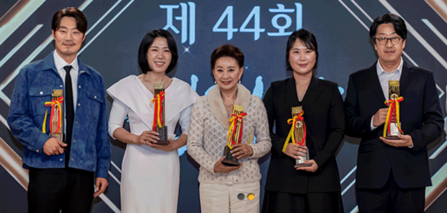 지난해 11월20일 오후 서울 중구 KG타워에서 열린 제44회 영평상 시상식에 참석한 수상자들이 기념촬영을 하고 있다. ㈔한국영화평론가협회 제공