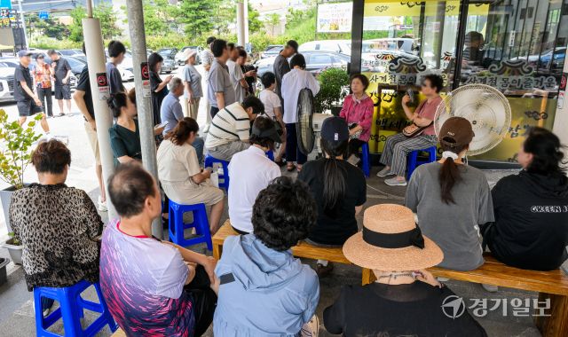 절기 상 중복인 30일 오후 수원특례시 한 삼계탕 집에서 시민들이 삼계탕을 먹기 위해 줄 서 있다. 조상들은 중복을 포함한 복날에 삼계탕, 백숙 등 닭을 이용한 음식 뿐 아니라 민어, 장어, 염소 등 다양한 보양 음식을 섭취했다. 윤원규기자
