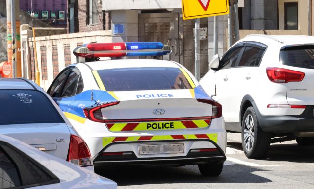 29일 낮 12시 8분께 대전 서구 괴정동 주택가에서 한 남성이 30대 여성을 흉기로 찌르고 도주했다. 경찰은 피해 여성의 전 연인으로 추정되는 20대 남성 용의자를 쫓고 있다. 연합뉴스