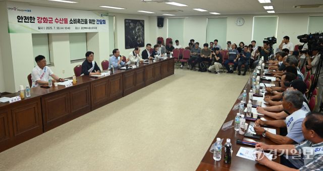 유정복 인천시장이 북한 핵 오염수 방류 의혹과 관련해 30일 오전 인천 강화도 외포항을 찾아 어업인들과 강화군 수산물 소비촉진을 위한 간담회를 하고 있다.조병석기자